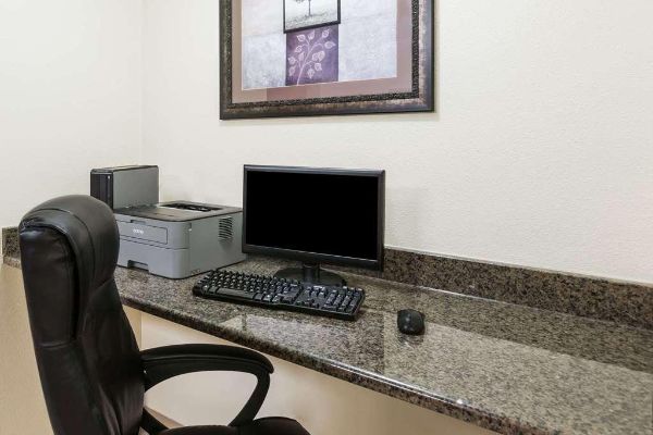 Days Inn And Suites Des Moines Airport